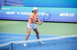 开运-因身体不适，张帅退出甯(níng)波網(wǎng)球(qiú)公開(kāi)赛单打比赛，此前双打首轮落败无缘晋級(jí)八强