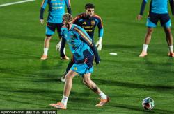 开运-历史性一刻！NFL首次空降伯纳乌！海豚队PK指挥官队，马德里上演超级碗级盛宴