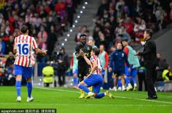 开云平台-伯纳烏(wū)再(zài)現(xiàn)Siu庆祝！NFL西(xī)班牙赛，球(qiú)員(yuán)与伯纳烏(wū)球(qiú)迷激情同Siu