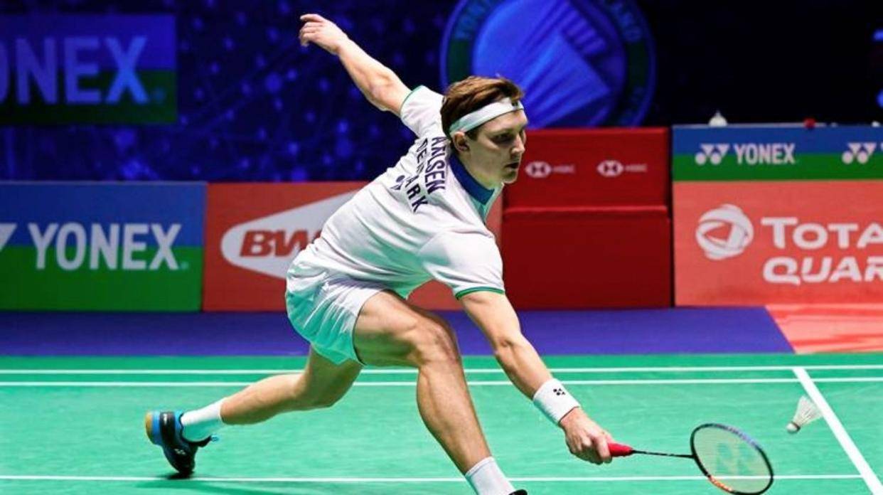 法国羽毛球公开赛男单比赛，安赛龙对阵马来西亚选手梁峻豪，比赛激烈精彩，安赛龙展现出强大实力和冷静应对能力