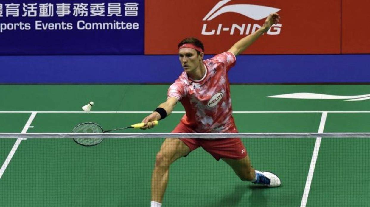 法国羽毛球公开赛男单比赛，安赛龙对阵马来西亚选手梁峻豪，比赛激烈精彩，安赛龙展现出强大实力和冷静应对能力