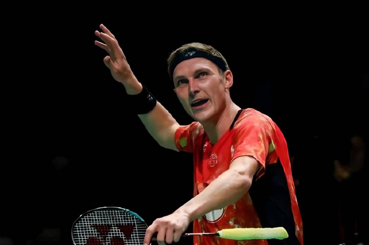 法国羽毛球公开赛男单比赛，安赛龙对阵马来西亚选手梁峻豪，比赛激烈精彩，安赛龙展现出强大实力和冷静应对能力